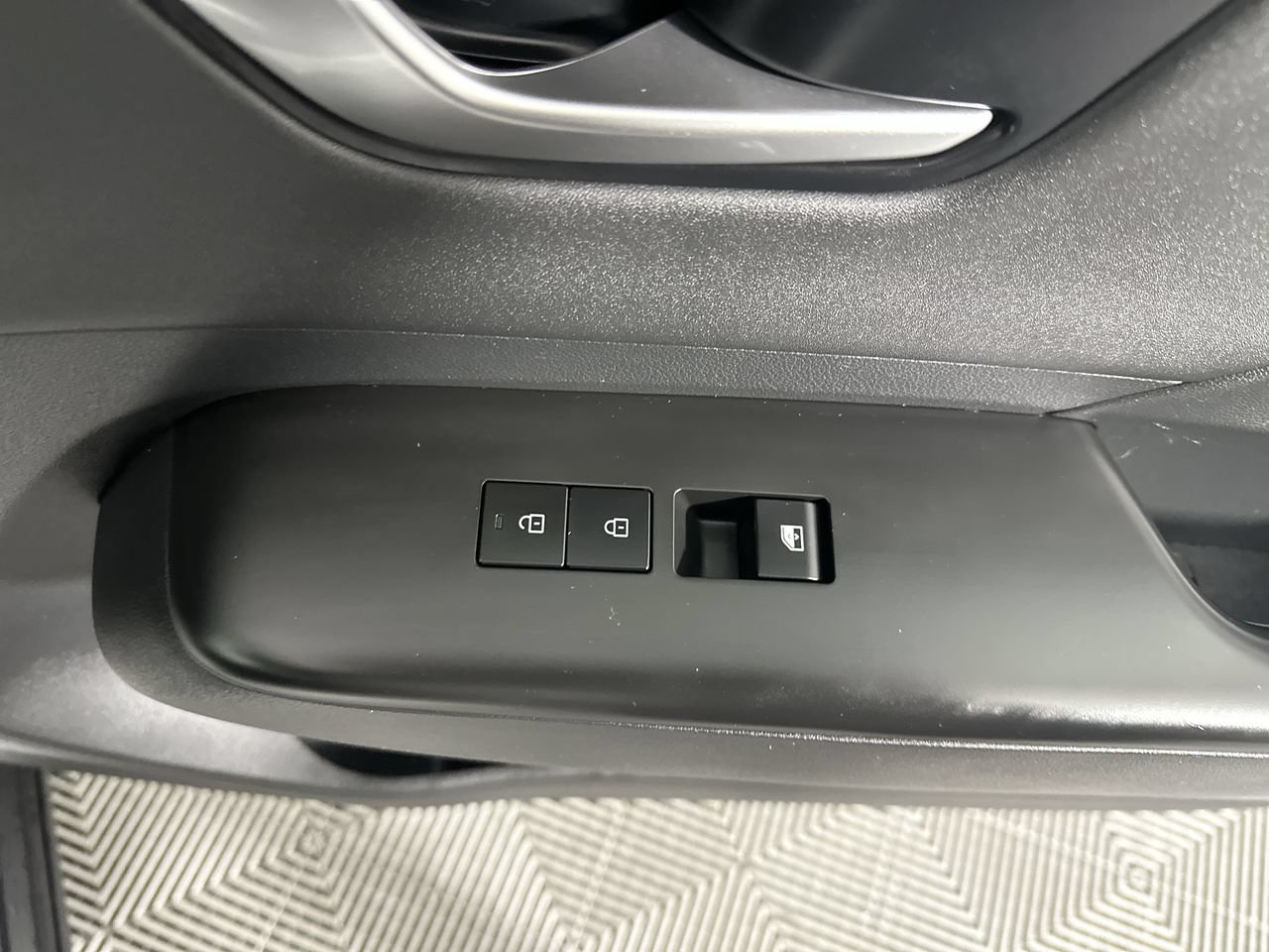 Used 2024 Hyundai Kona Limited FWD image 13
