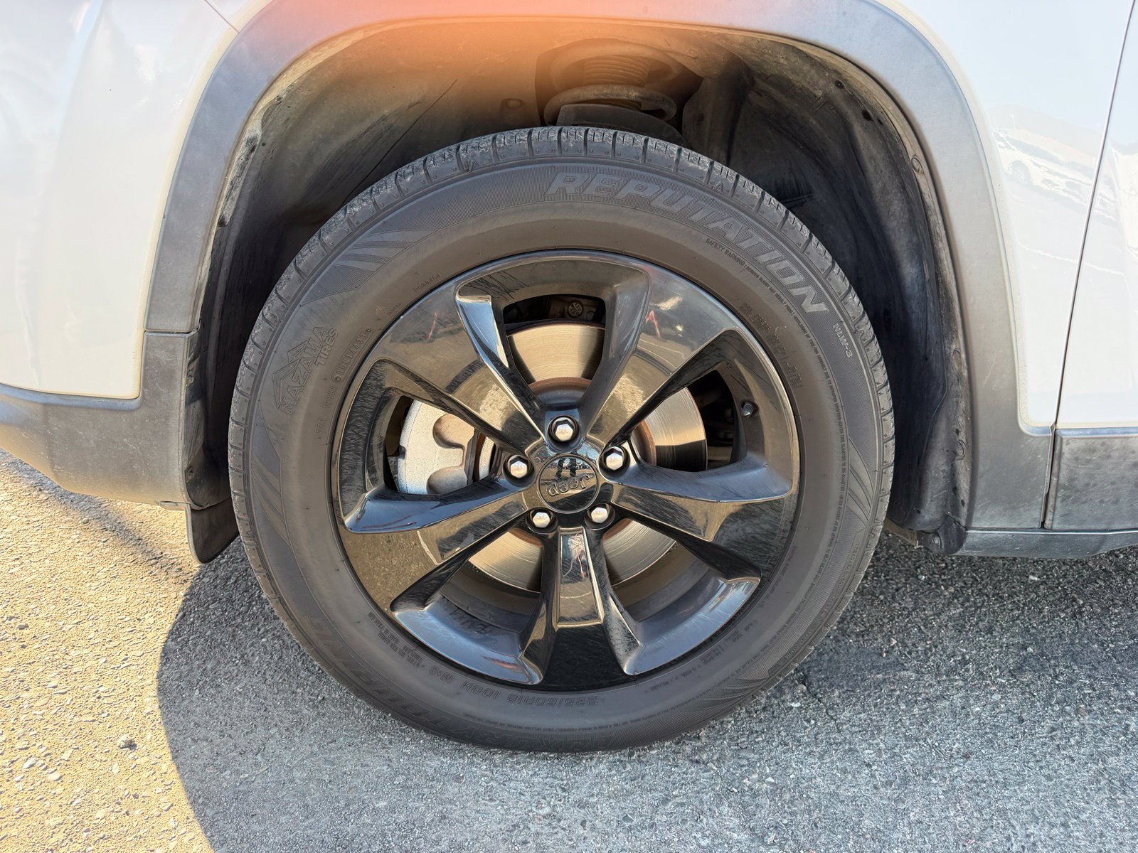 Used 2019 Jeep Cherokee Latitude Plus AWD/4WD image 10