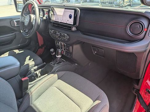 Used 2025 Jeep Wrangler Unlimited Rubicon AWD/4WD image 31