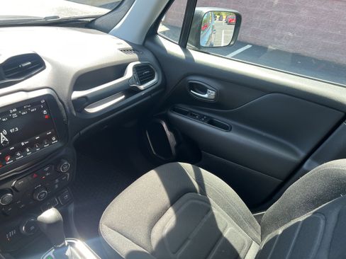 Used 2022 Jeep Renegade Latitude w/ Convenience Group AWD/4WD image 10