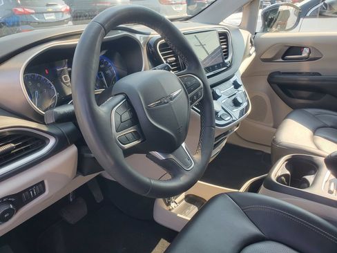 Used 2024 Chrysler Pacifica Touring-L FWD image 11