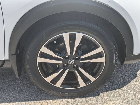 Used 2019 Nissan Kicks SV FWD image 14