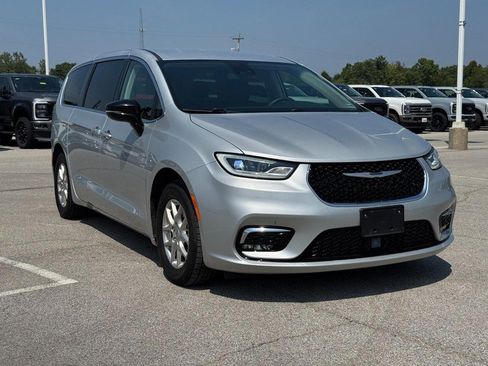 Used 2024 Chrysler Pacifica Touring-L FWD image 2