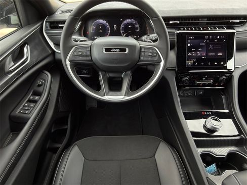 New 2025 Jeep Grand Cherokee L Altitude image 11