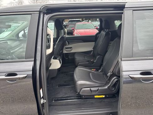 Certified 2024 Kia Carnival LX image 15