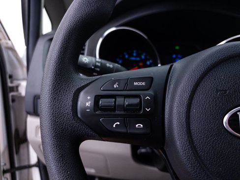 Used 2019 Kia Sedona LX FWD image 25