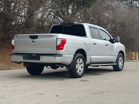 Used 2018 Nissan Titan SV w/ SV Convenience Package image 5