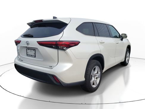Used 2022 Toyota Highlander LE FWD image 4
