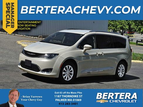 Used 2019 Chrysler Pacifica Touring-L FWD image 1