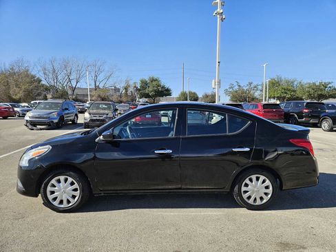 Used 2018 Nissan Versa SV image 4