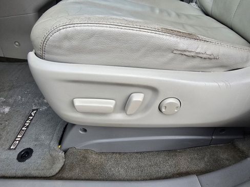 Used 2014 Toyota Sienna XLE image 13