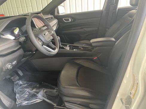 Used 2025 Jeep Compass Trailhawk image 24