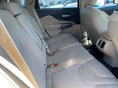 Used 2019 Jeep Cherokee Latitude w/ Popular Appearance Group image 9