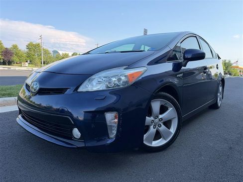 Used 2015 Toyota Prius Five w/ Advanced Technology Package FWD image 1