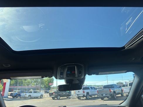 Used 2025 Jeep Grand Cherokee Laredo X RWD image 9