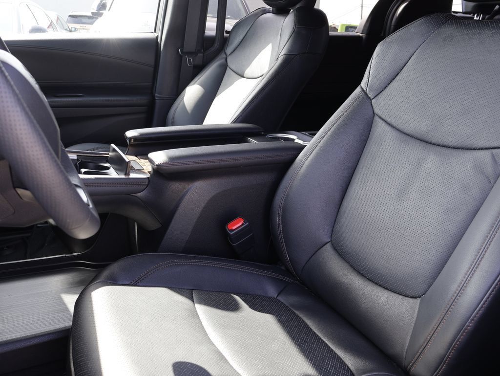 Used 2025 Toyota Sienna Platinum AWD/4WD image 22