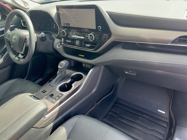 Used 2024 Toyota Highlander Limited AWD/4WD image 32