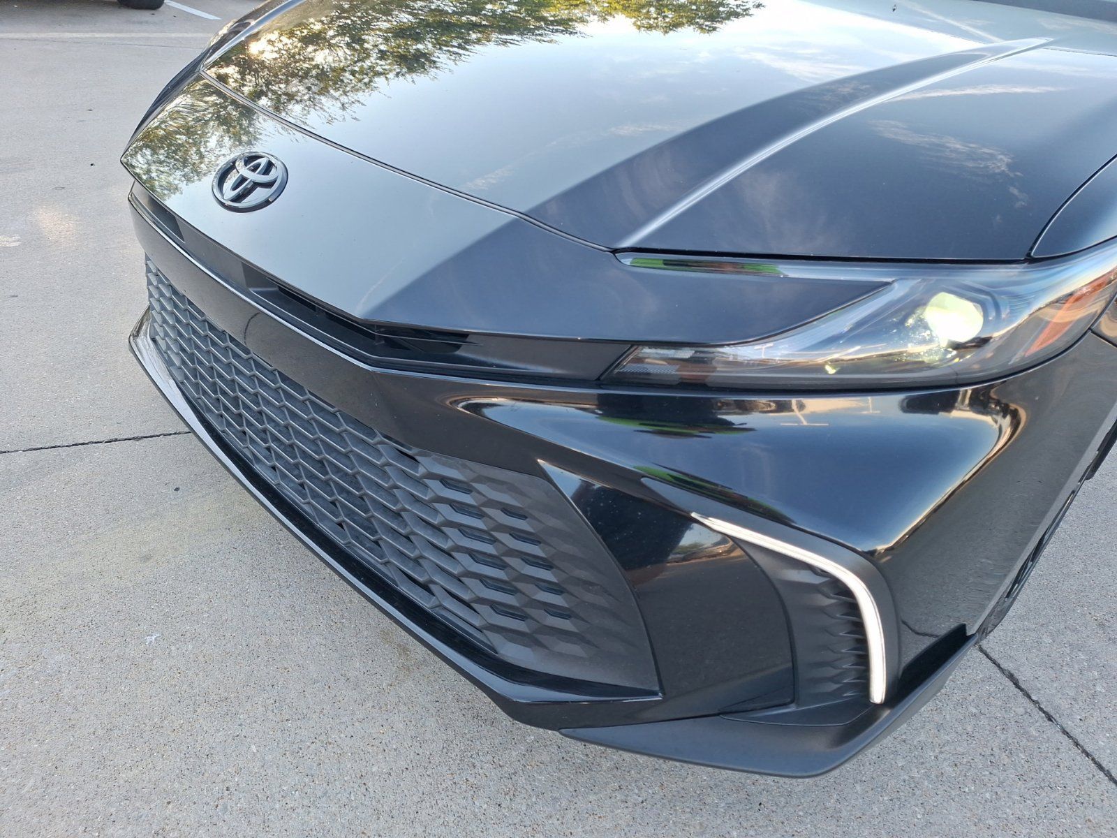 Used 2025 Toyota Camry SE w/ Convenience Package FWD image 10