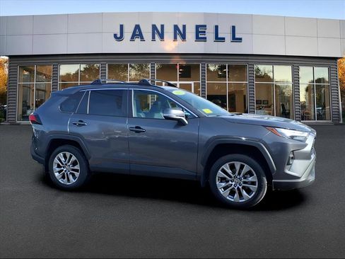 Used 2023 Toyota RAV4 XLE Premium image 4