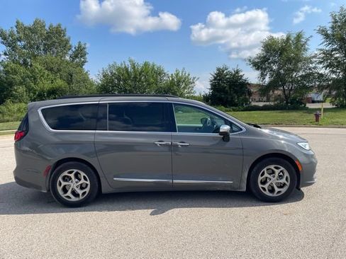 Used 2023 Chrysler Pacifica Limited FWD image 2