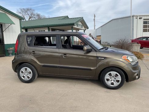 Used 2013 Kia Soul FWD image 2