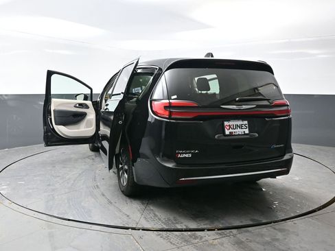 Used 2024 Chrysler Pacifica Select image 58