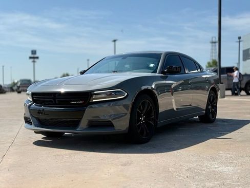Used 2018 Dodge Charger SXT w/ Blacktop Package RWD image 4