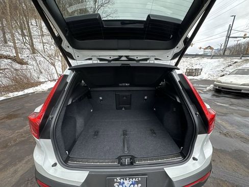 Used 2023 Volvo XC40 B5 Plus w/ Climate Package image 24