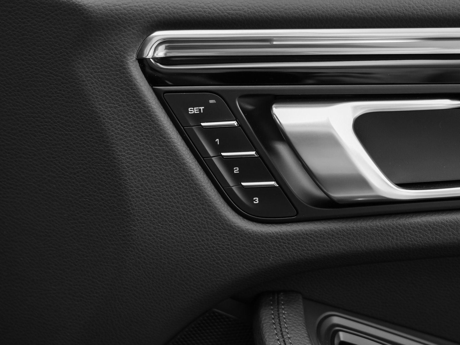 Certified 2025 Porsche Macan AWD/4WD image 19
