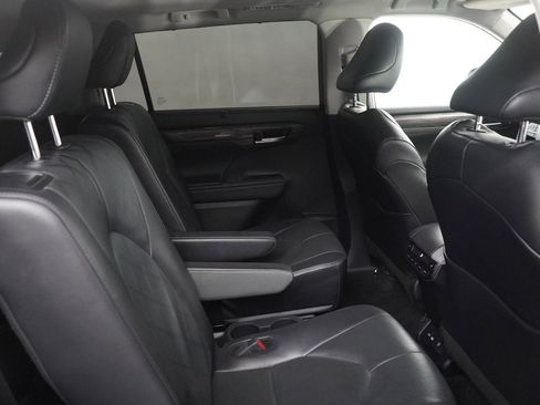 Used 2024 Toyota Highlander Platinum image 11