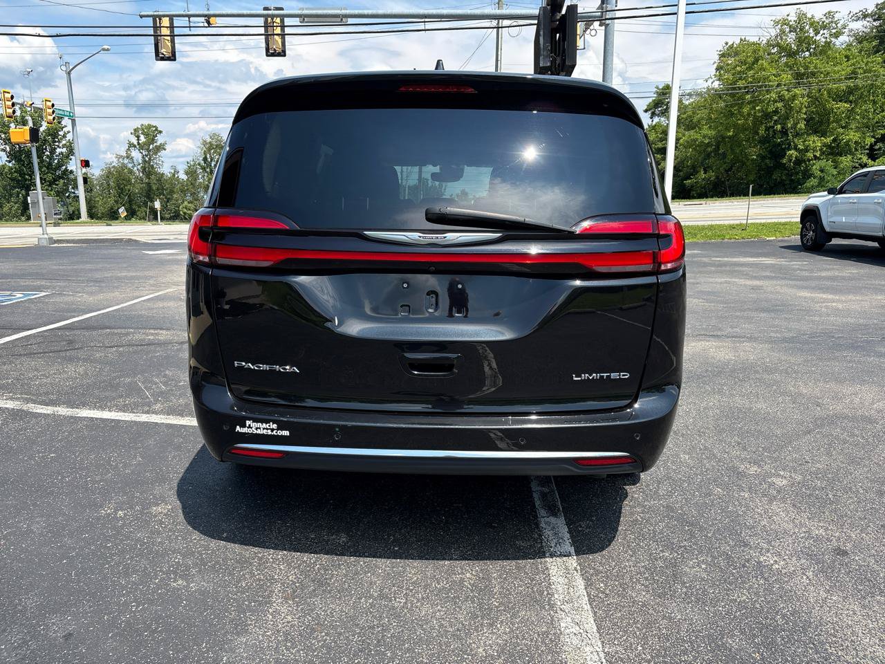 Used 2023 Chrysler Pacifica Limited FWD image 6