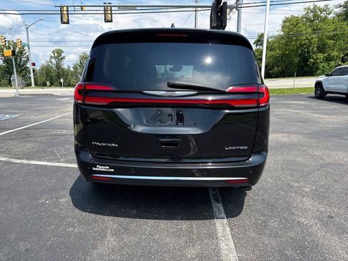Used 2023 Chrysler Pacifica Limited FWD image 6