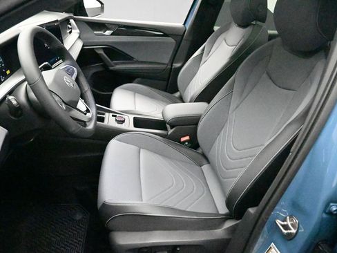New 2026 Volkswagen Tiguan SE R-Line FWD image 18