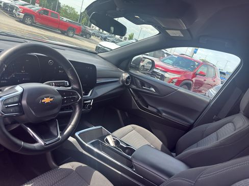 Used 2025 Chevrolet Equinox LT FWD image 24