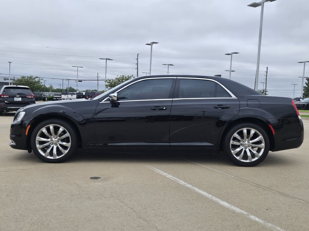 Used 2020 Chrysler 300 Touring w/ Chrome Appearance Package RWD image 4