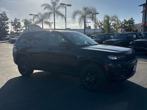 Used 2025 Jeep Grand Cherokee Altitude image 5