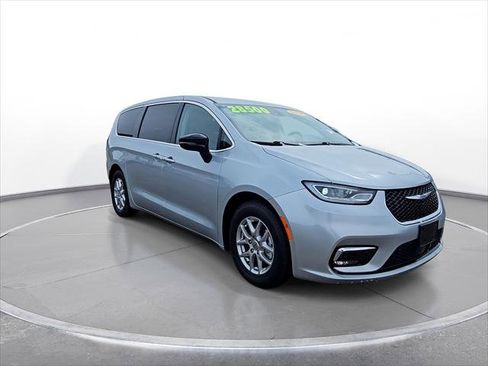 Used 2024 Chrysler Pacifica Touring-L FWD image 2