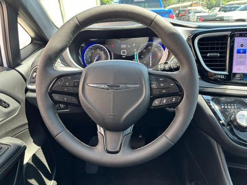 Used 2025 Chrysler Pacifica Limited FWD image 16