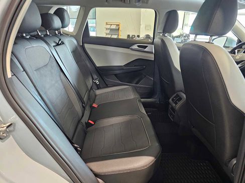 New 2025 Volkswagen Taos SE image 12