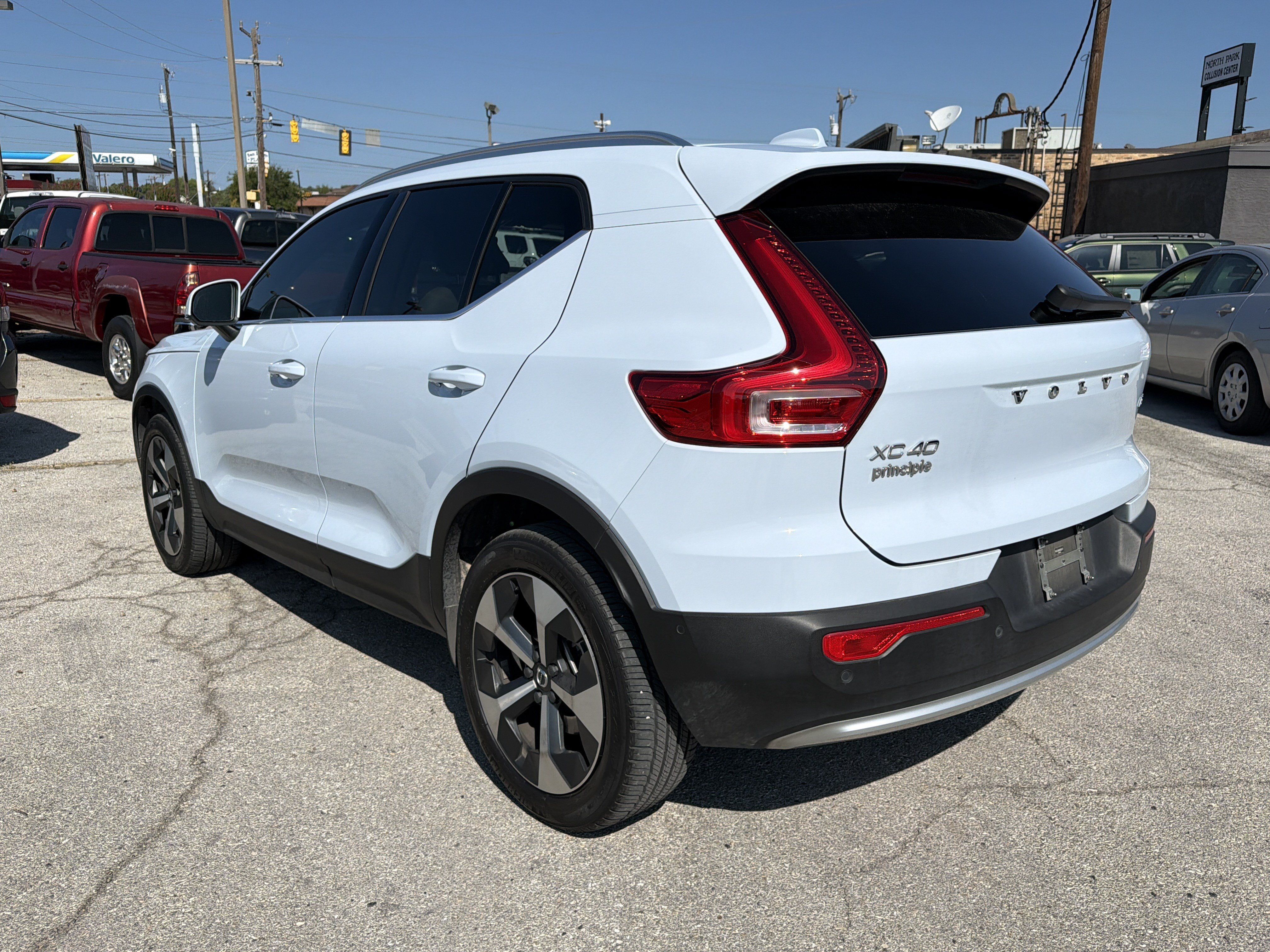Used 2025 Volvo XC40 B5 Plus AWD/4WD image 5
