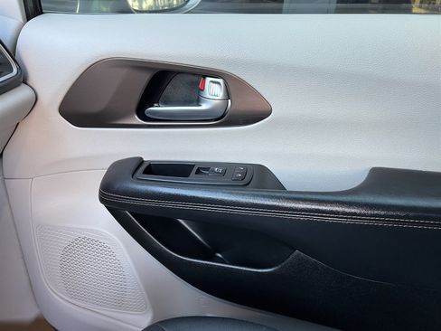 Used 2018 Chrysler Pacifica Touring Plus w/ Tire & Wheel Group image 29