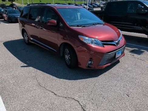 Used 2018 Toyota Sienna XLE w/ XLE Navigation Package FWD image 8