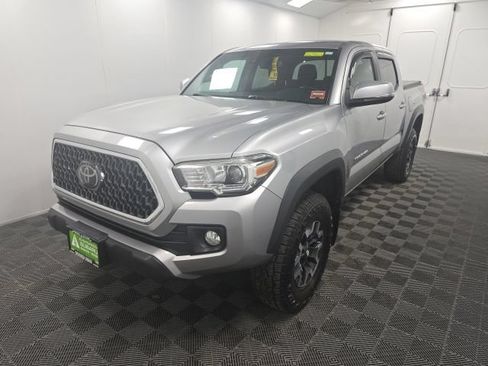 Used 2018 Toyota Tacoma TRD Off-Road w/ Technology Package AWD/4WD image 3