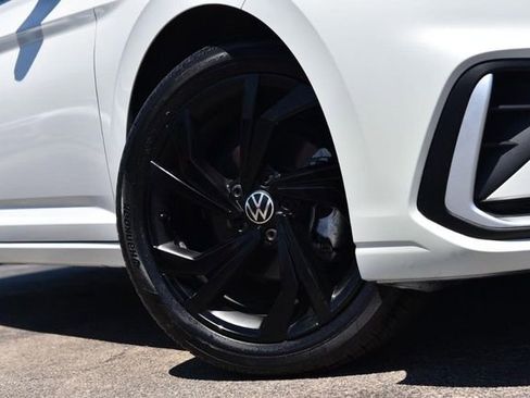 Used 2025 Volkswagen Jetta SE FWD image 3