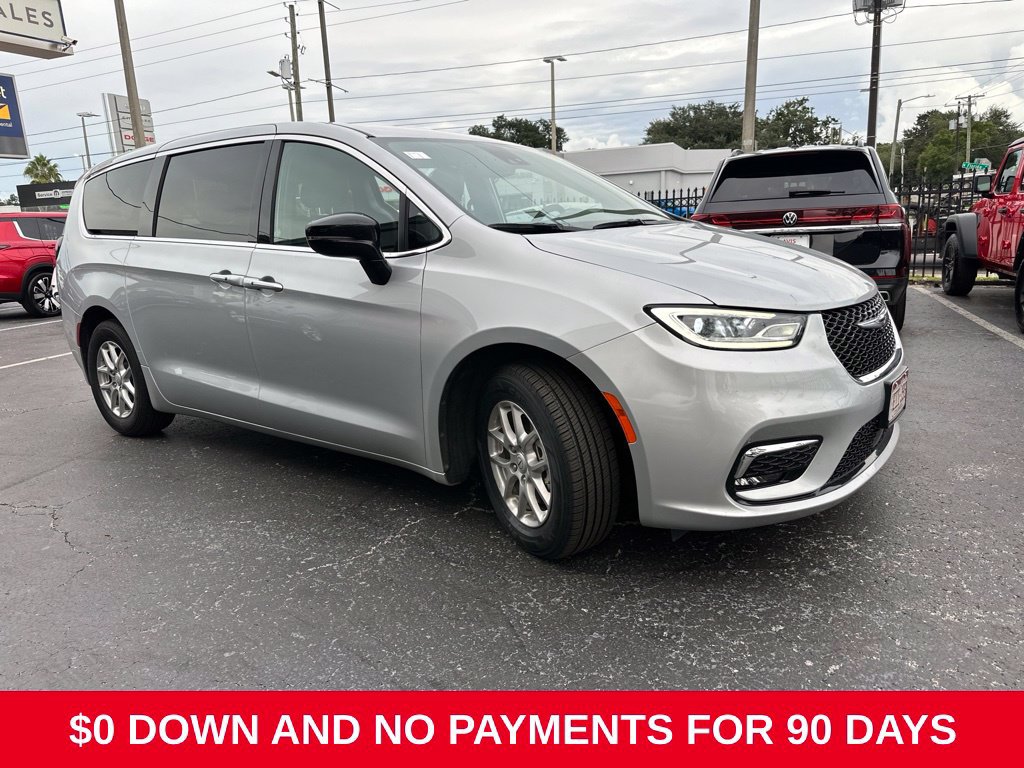 Used 2026 Chrysler Pacifica Select FWD image 2