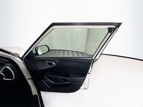 Used 2025 Kia Soul LX w/ LX Technology Package FWD image 30