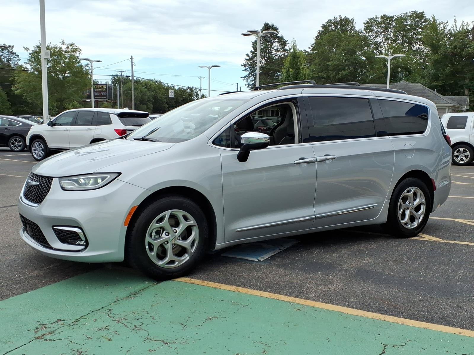 Used 2023 Chrysler Pacifica Limited FWD image 3