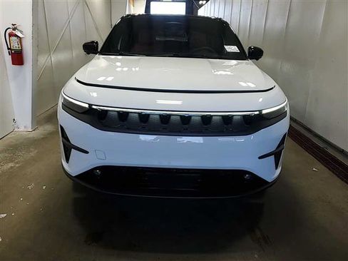 Used 2024 Jeep Wagoneer Launch Edition image 3