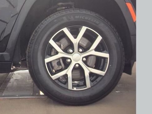 Used 2024 Jeep Grand Cherokee L Limited w/ Luxury Tech Group II image 9