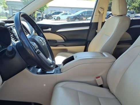 Used 2018 Toyota Highlander XLE AWD/4WD image 22